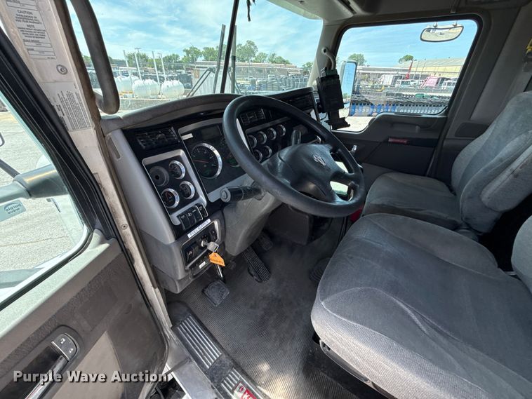 image for item ET6042 2014 Kenworth T800 semi truck