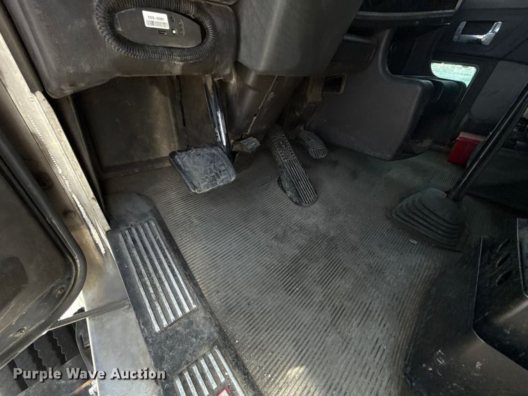 image for item ET6042 2014 Kenworth T800 semi truck