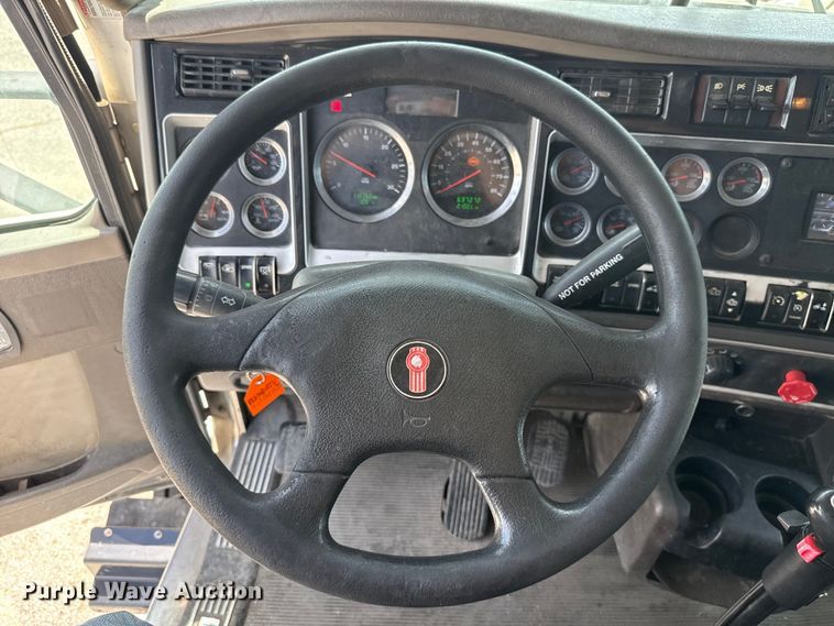 image for item ET6042 2014 Kenworth T800 semi truck