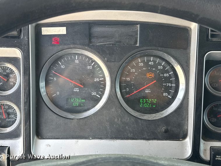 image for item ET6042 2014 Kenworth T800 semi truck