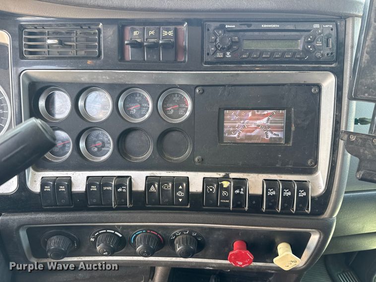 image for item ET6042 2014 Kenworth T800 semi truck