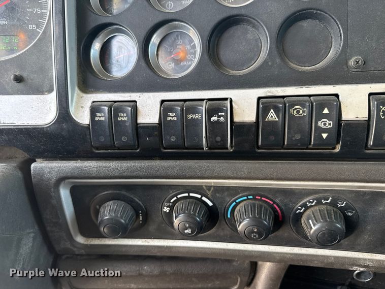 image for item ET6042 2014 Kenworth T800 semi truck