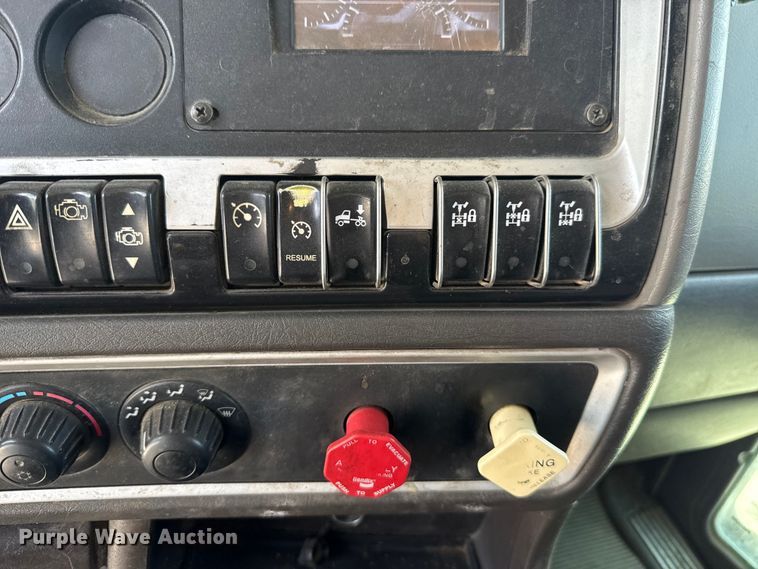 image for item ET6042 2014 Kenworth T800 semi truck