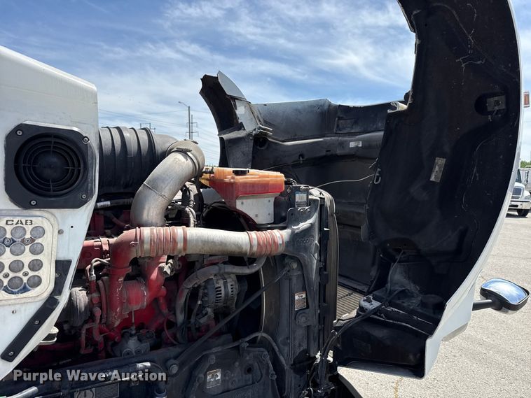 image for item ET6042 2014 Kenworth T800 semi truck