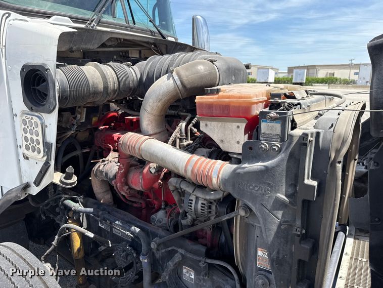 image for item ET6042 2014 Kenworth T800 semi truck