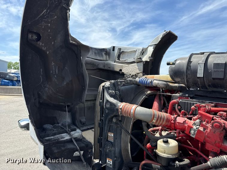 image for item ET6042 2014 Kenworth T800 semi truck