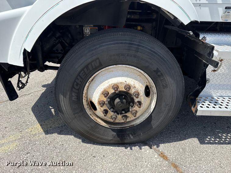 image for item ET6042 2014 Kenworth T800 semi truck