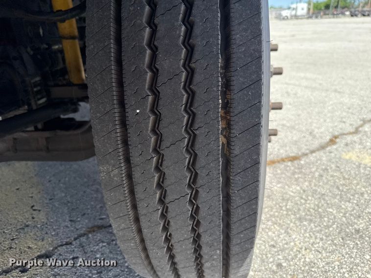 image for item ET6042 2014 Kenworth T800 semi truck