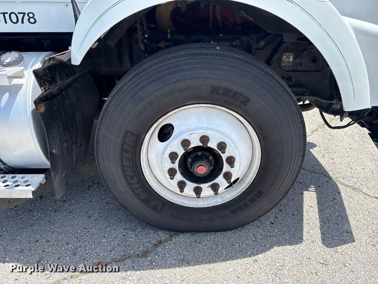 image for item ET6042 2014 Kenworth T800 semi truck