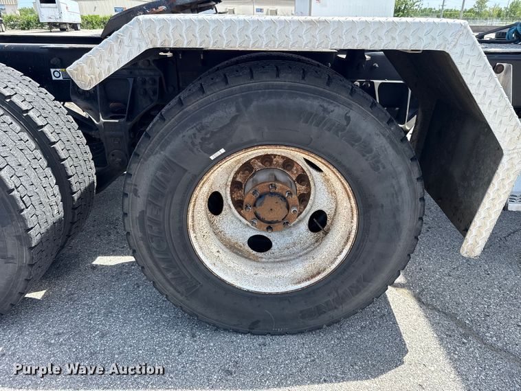 image for item ET6042 2014 Kenworth T800 semi truck