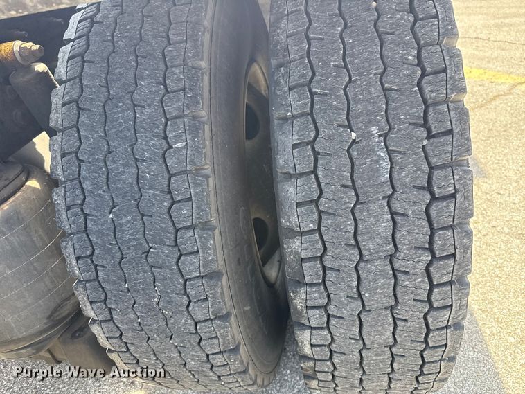 image for item ET6042 2014 Kenworth T800 semi truck