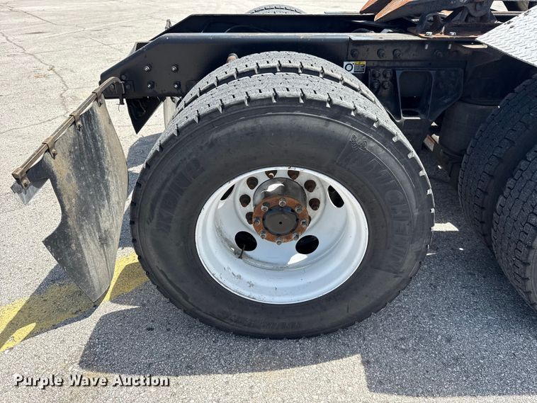 image for item ET6042 2014 Kenworth T800 semi truck