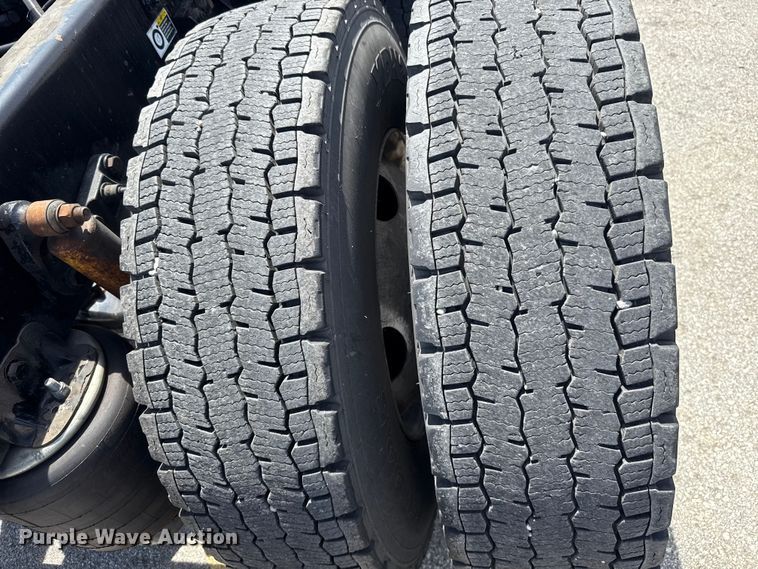 image for item ET6042 2014 Kenworth T800 semi truck