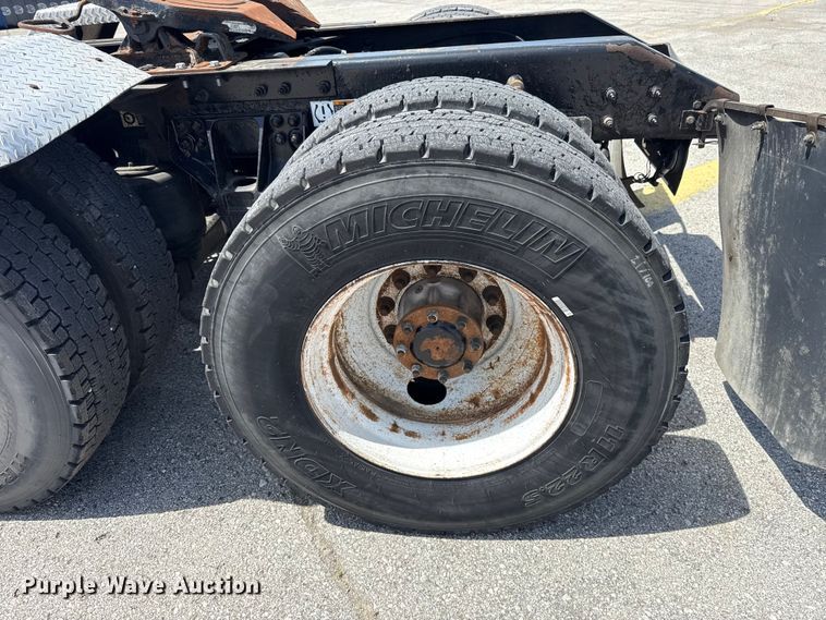 image for item ET6042 2014 Kenworth T800 semi truck