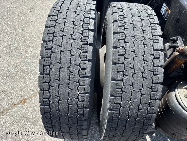 image for item ET6042 2014 Kenworth T800 semi truck