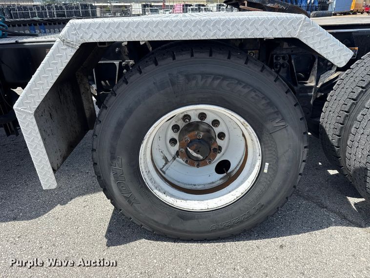 image for item ET6042 2014 Kenworth T800 semi truck