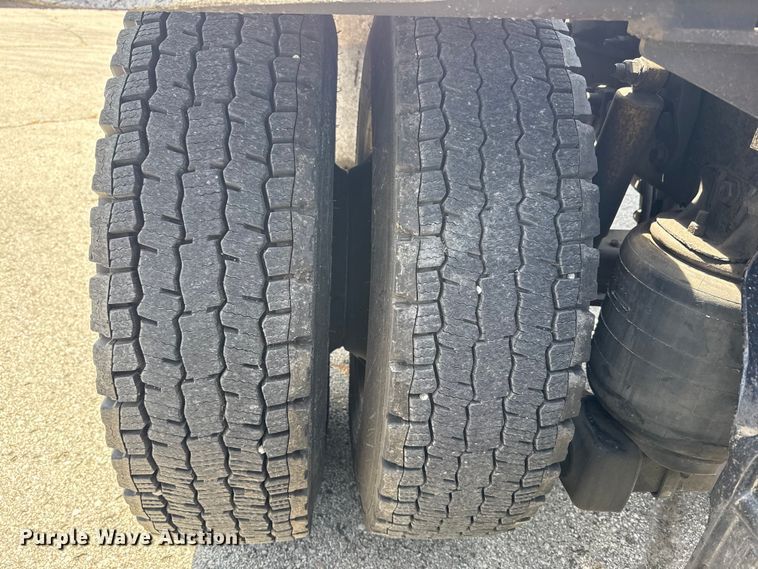 image for item ET6042 2014 Kenworth T800 semi truck