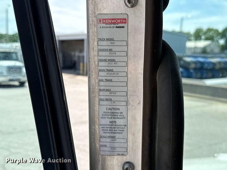 image for item ET6042 2014 Kenworth T800 semi truck