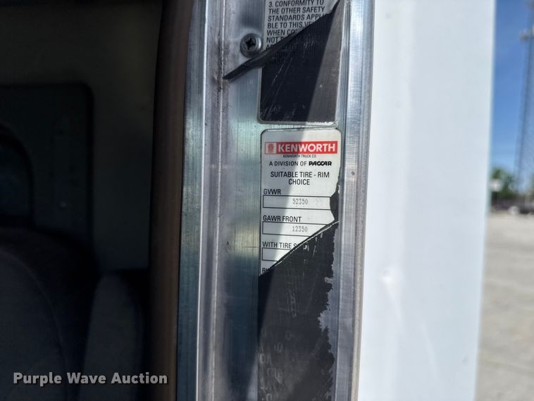 image for item ET6042 2014 Kenworth T800 semi truck