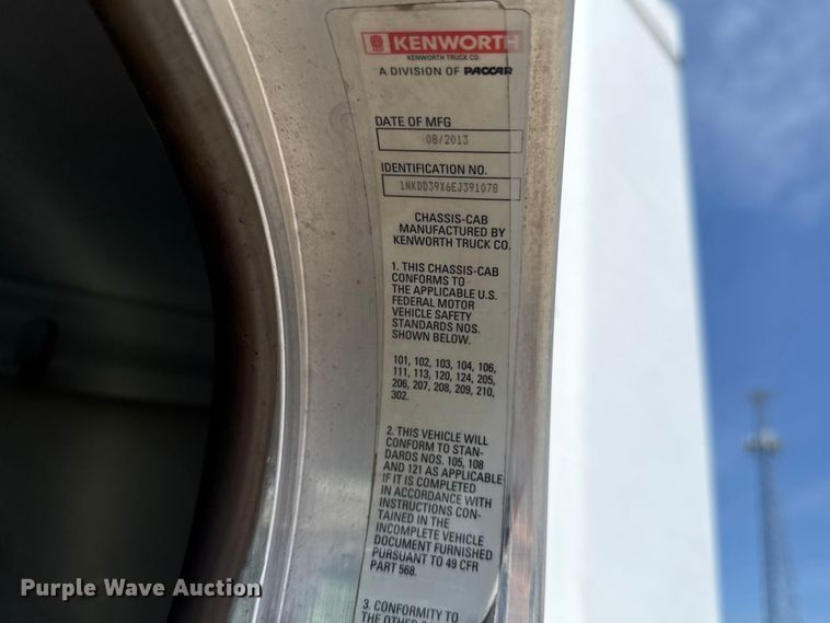 image for item ET6042 2014 Kenworth T800 semi truck