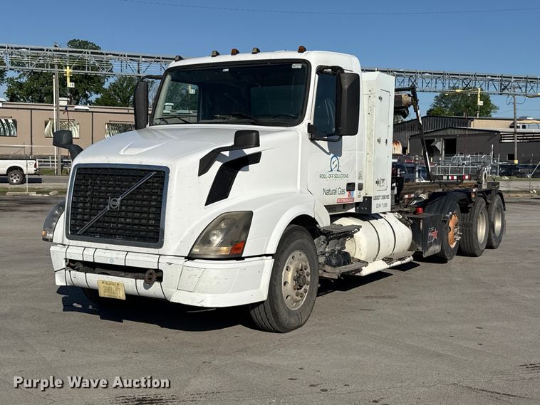 image for item ET6043 2014 Volvo VNL semi truck