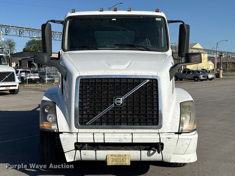 image for item ET6043 2014 Volvo VNL semi truck