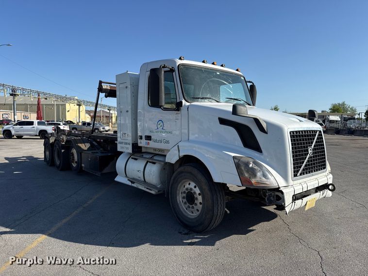 image for item ET6043 2014 Volvo VNL semi truck
