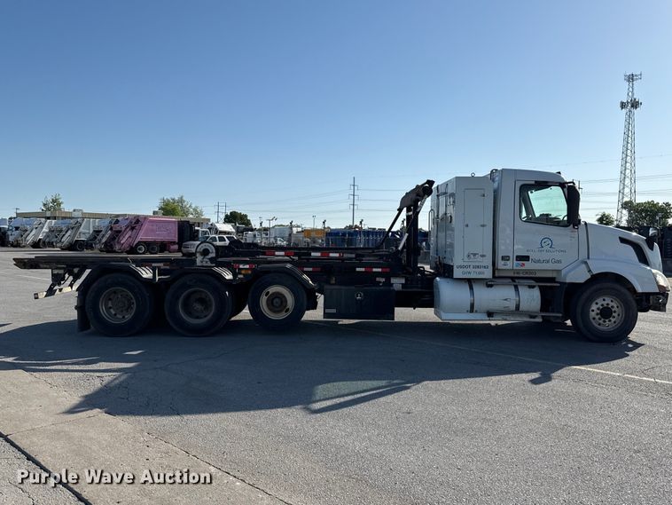 image for item ET6043 2014 Volvo VNL semi truck