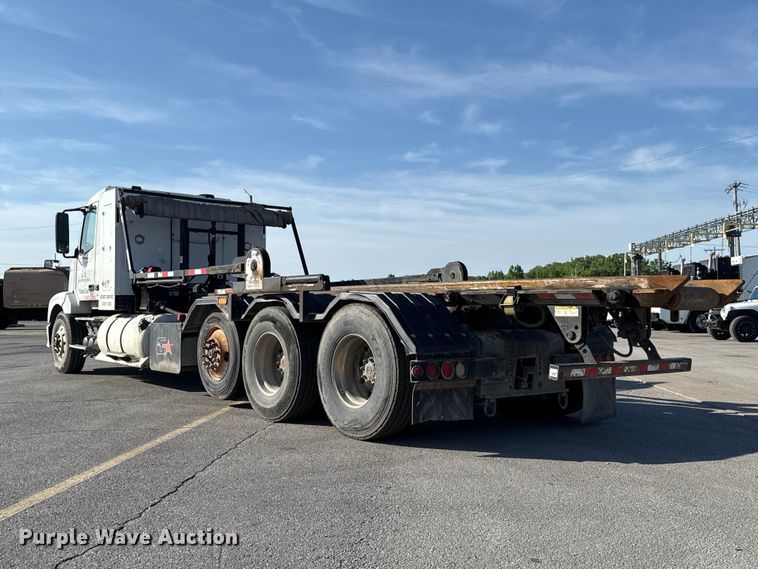 image for item ET6043 2014 Volvo VNL semi truck