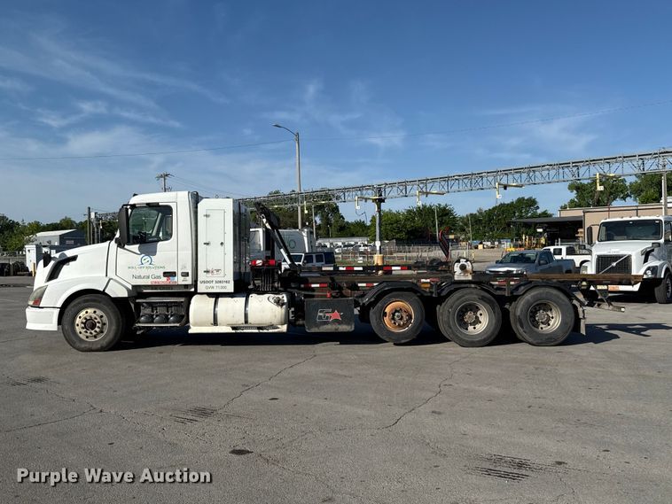 image for item ET6043 2014 Volvo VNL semi truck