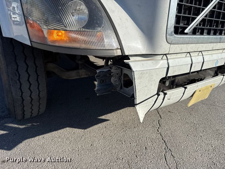 image for item ET6043 2014 Volvo VNL semi truck