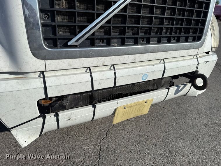 image for item ET6043 2014 Volvo VNL semi truck