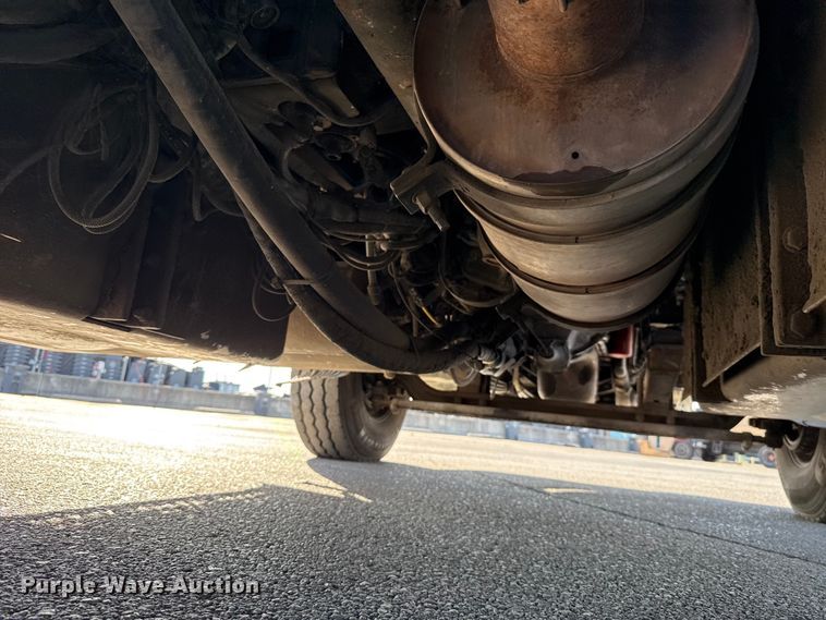 image for item ET6043 2014 Volvo VNL semi truck