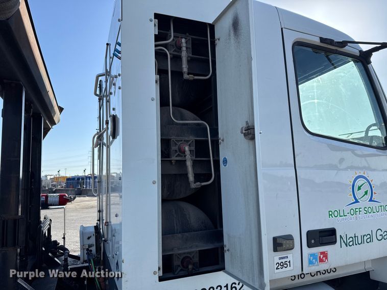 image for item ET6043 2014 Volvo VNL semi truck