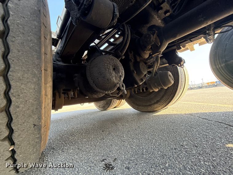 image for item ET6043 2014 Volvo VNL semi truck