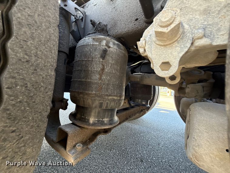 image for item ET6043 2014 Volvo VNL semi truck