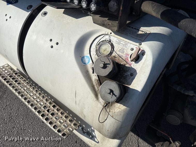 image for item ET6043 2014 Volvo VNL semi truck