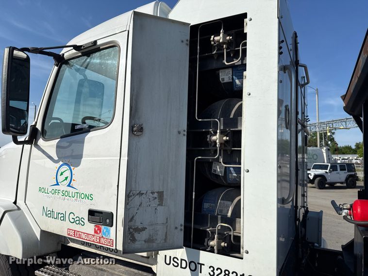 image for item ET6043 2014 Volvo VNL semi truck