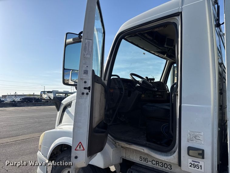 image for item ET6043 2014 Volvo VNL semi truck
