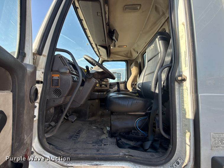 image for item ET6043 2014 Volvo VNL semi truck