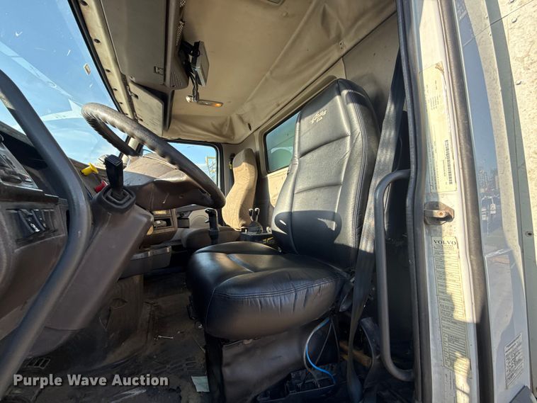 image for item ET6043 2014 Volvo VNL semi truck