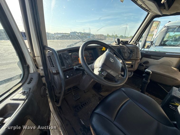 image for item ET6043 2014 Volvo VNL semi truck