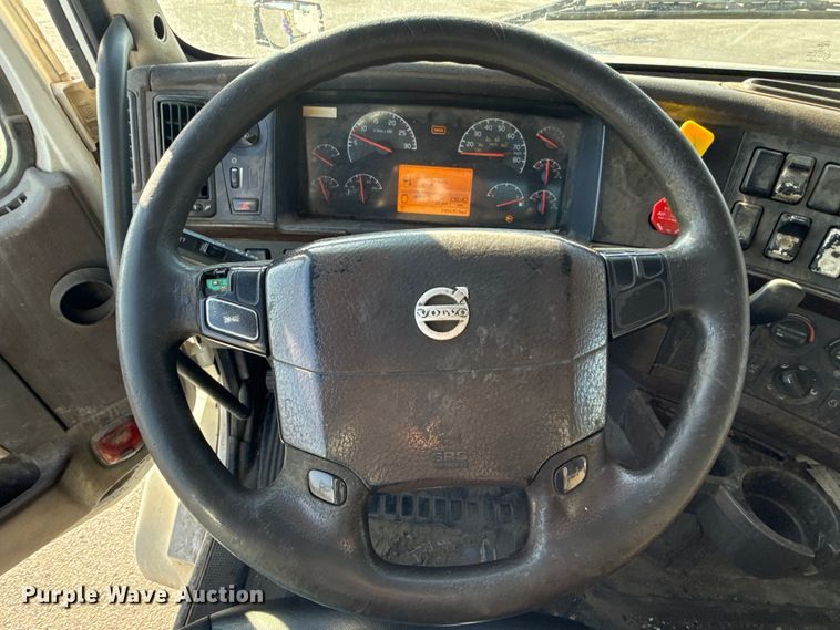 image for item ET6043 2014 Volvo VNL semi truck