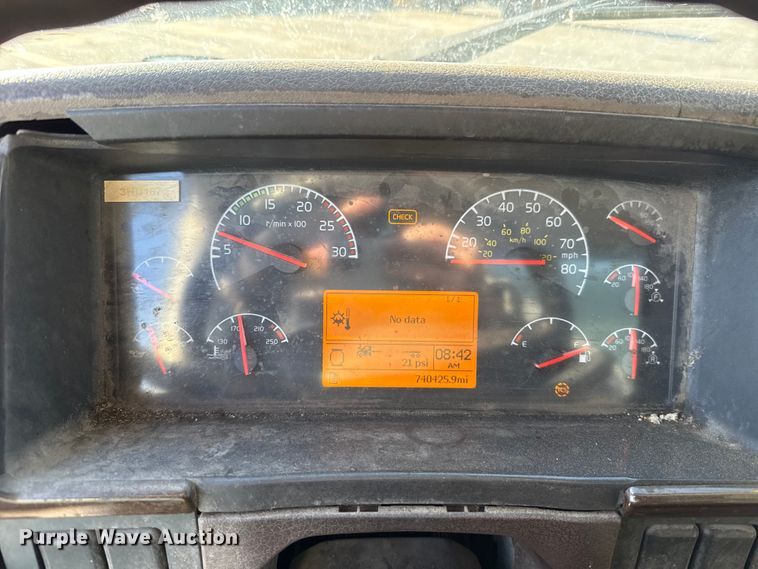 image for item ET6043 2014 Volvo VNL semi truck