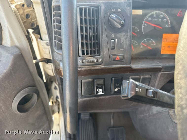 image for item ET6043 2014 Volvo VNL semi truck