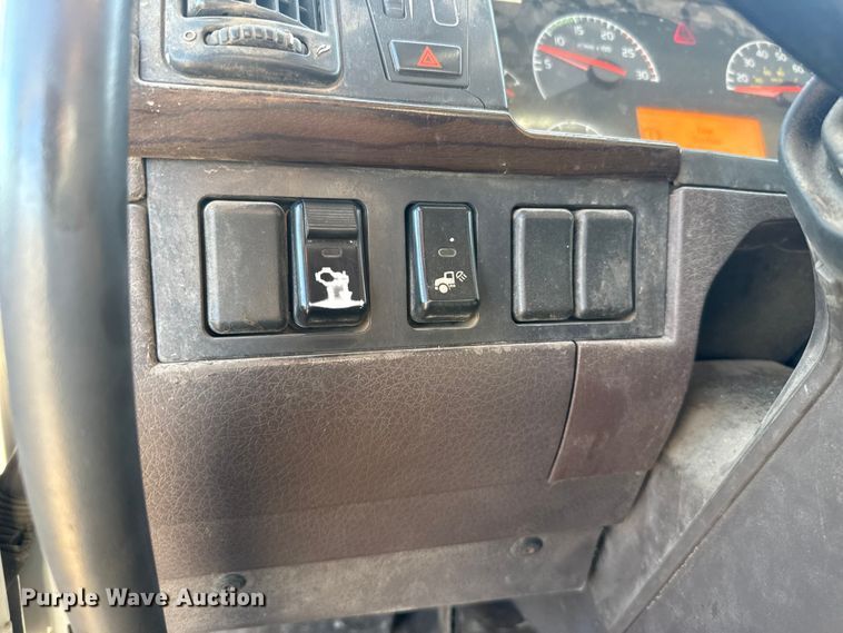 image for item ET6043 2014 Volvo VNL semi truck