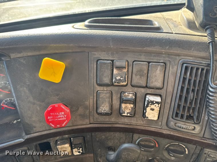 image for item ET6043 2014 Volvo VNL semi truck