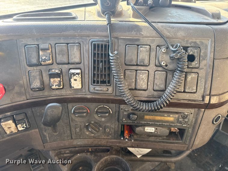 image for item ET6043 2014 Volvo VNL semi truck