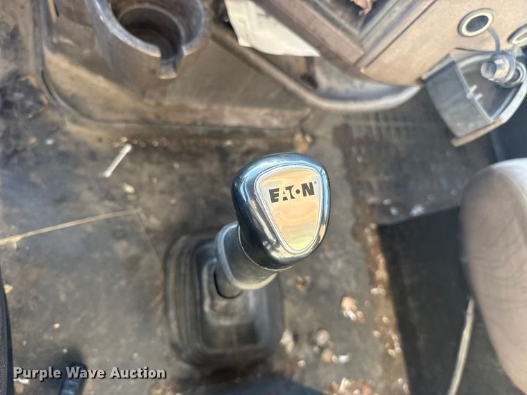 image for item ET6043 2014 Volvo VNL semi truck