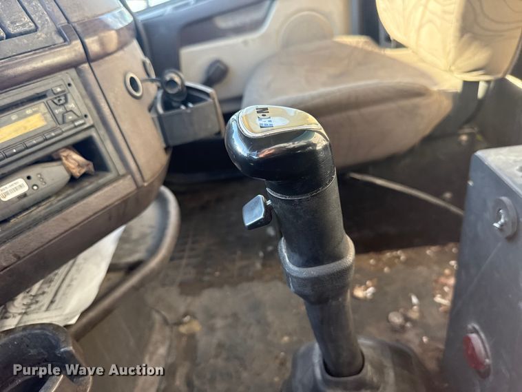 image for item ET6043 2014 Volvo VNL semi truck